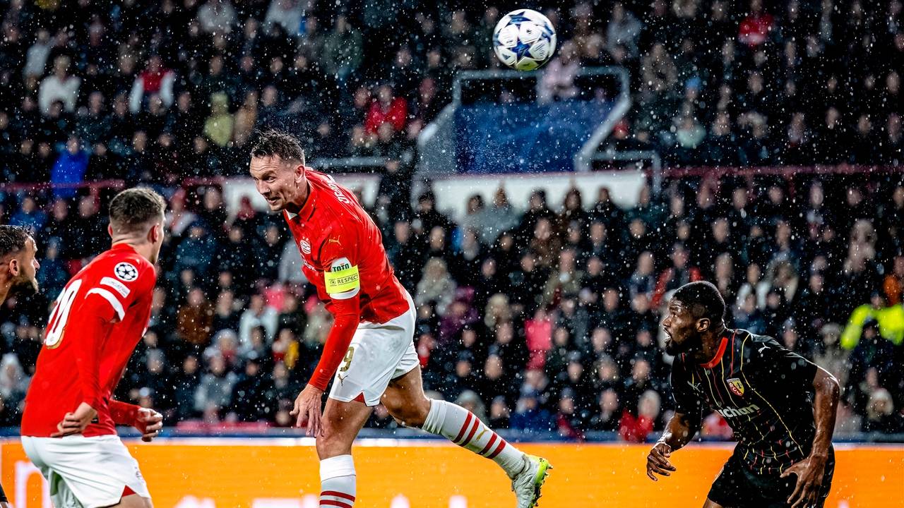 Luuk de Jong kopt de 1-0 binnen (foto: Marcel van Dorst).