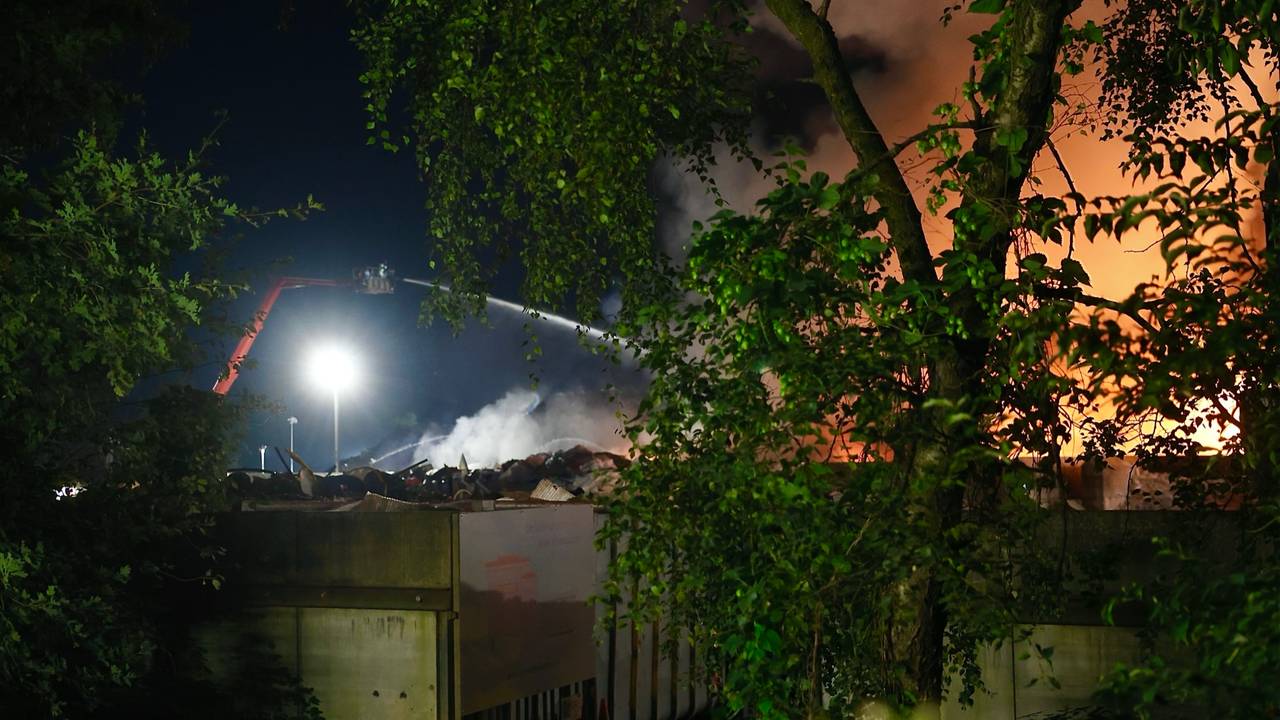 De brandweer bestrijdt het vuur onder meer vanuit een hoogwerker (foto: Sander van Gils/SQ Vision).