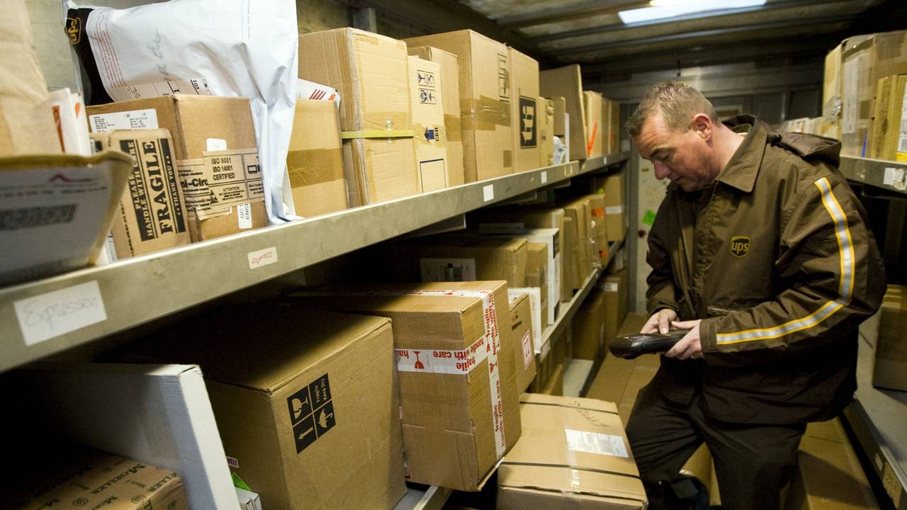 Pakketbezorger sluit zichzelf op in laadruimte van busje