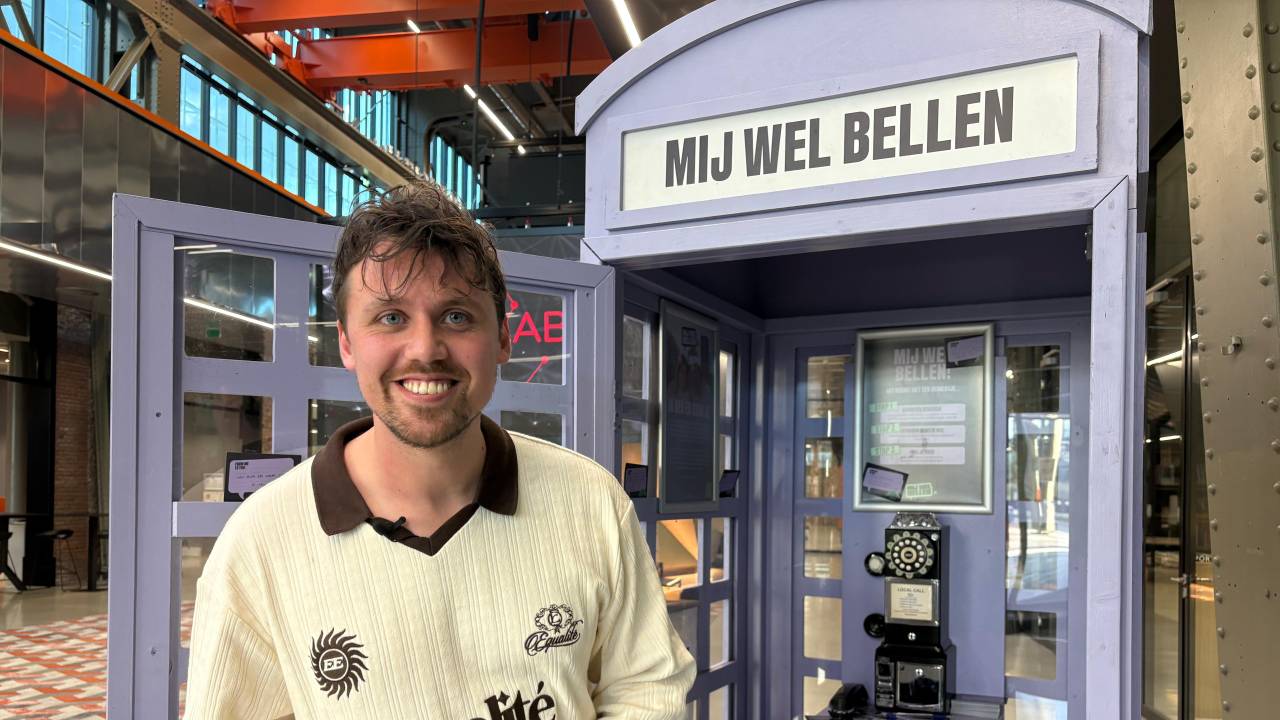 Nicky staat trots voor de paarse telefooncel van zijn initiatief 'mij wel bellen' (foto: Pieter Soethout)