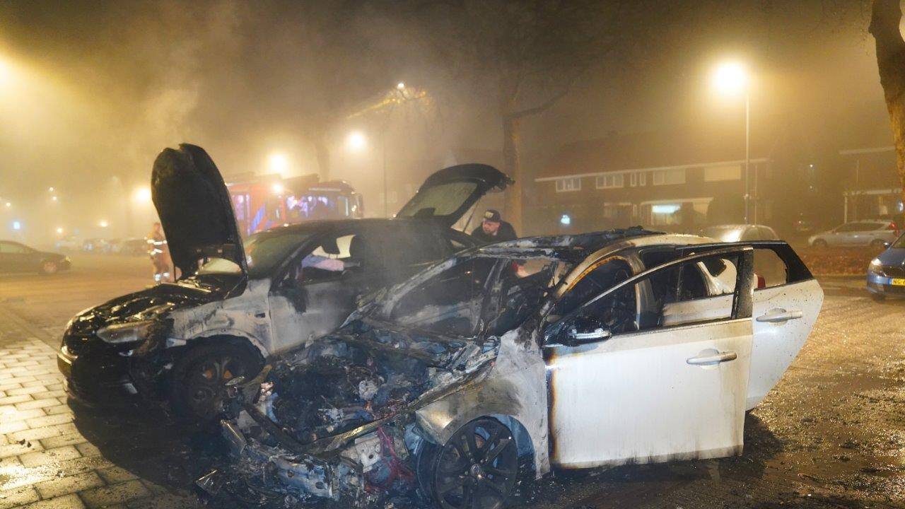 De uitgebrande auto's in Den Bosch (foto: Bart Meesters/Meester Multi Media/SQ Vision).