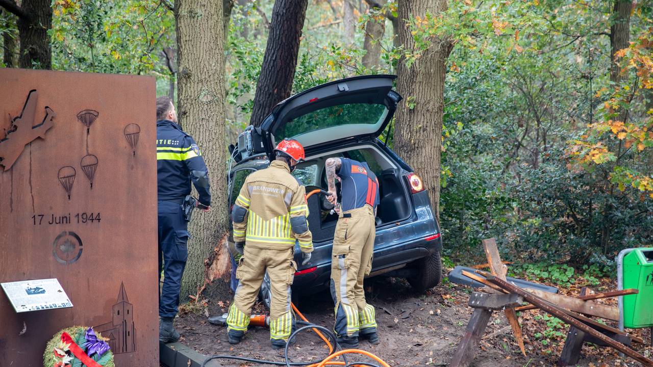 De wagen reed zich vast in een bosje (foto: Christian Traets/SQ Vision).