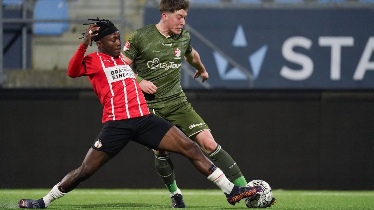 Johan Bakayoko (Jong PSV) in duel met Ole ter Haar Romeny (FC Emmen) - Foto: Orange Pictures