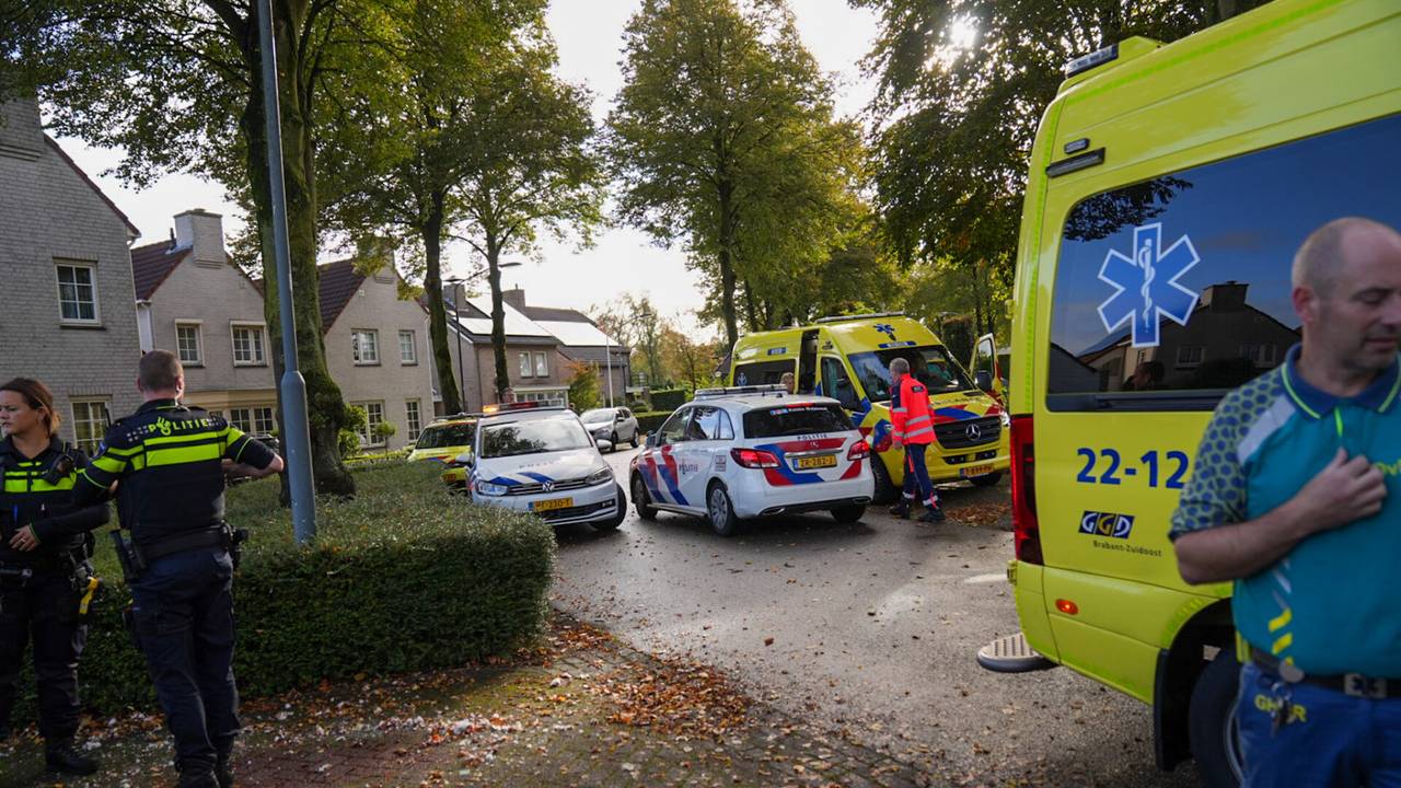 Politie en ambulance verleenden hulp (foto: Harrie Grijseels/SQ Vision).