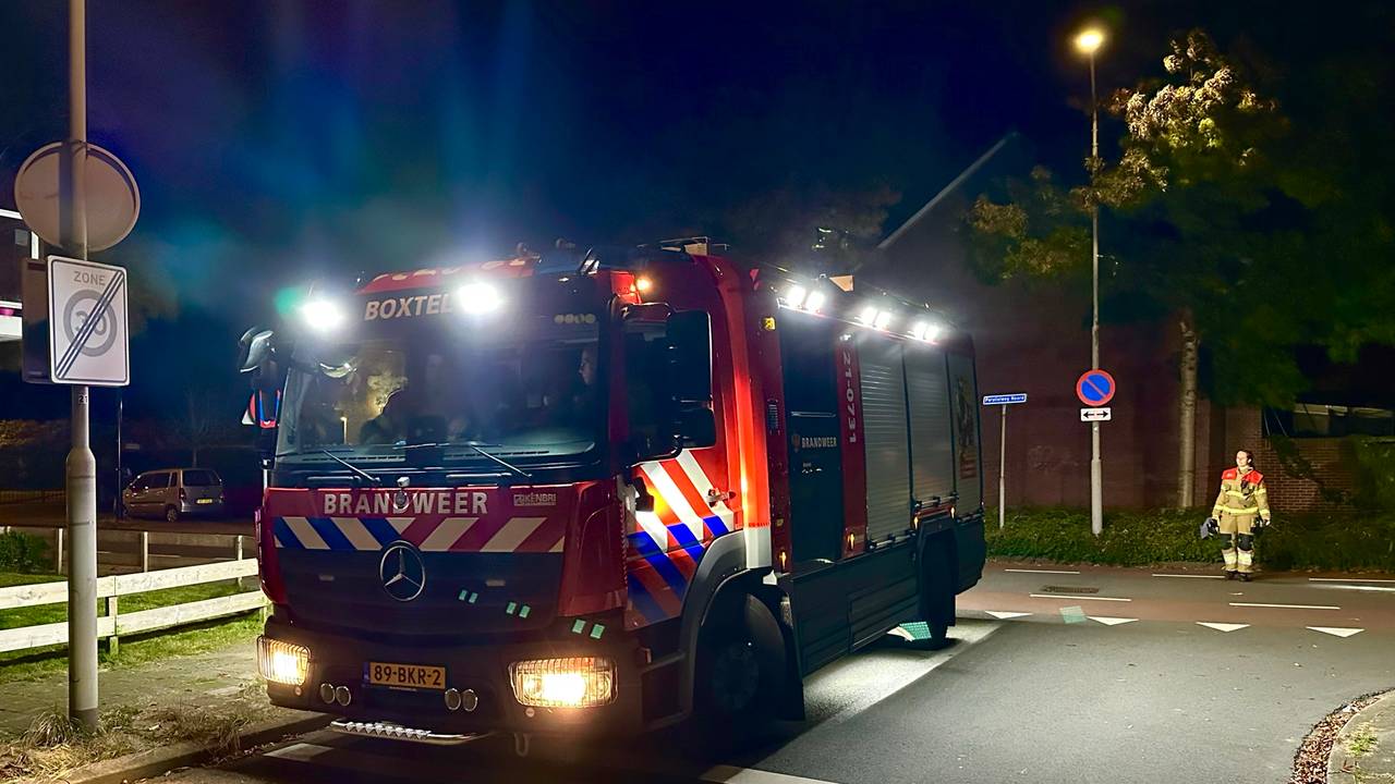 De brand woedde op de hoek van de Van Leeuwenstraat met de Parallelweg Noord in Boxtel (foto: Sander van Gils/SQ Vision).