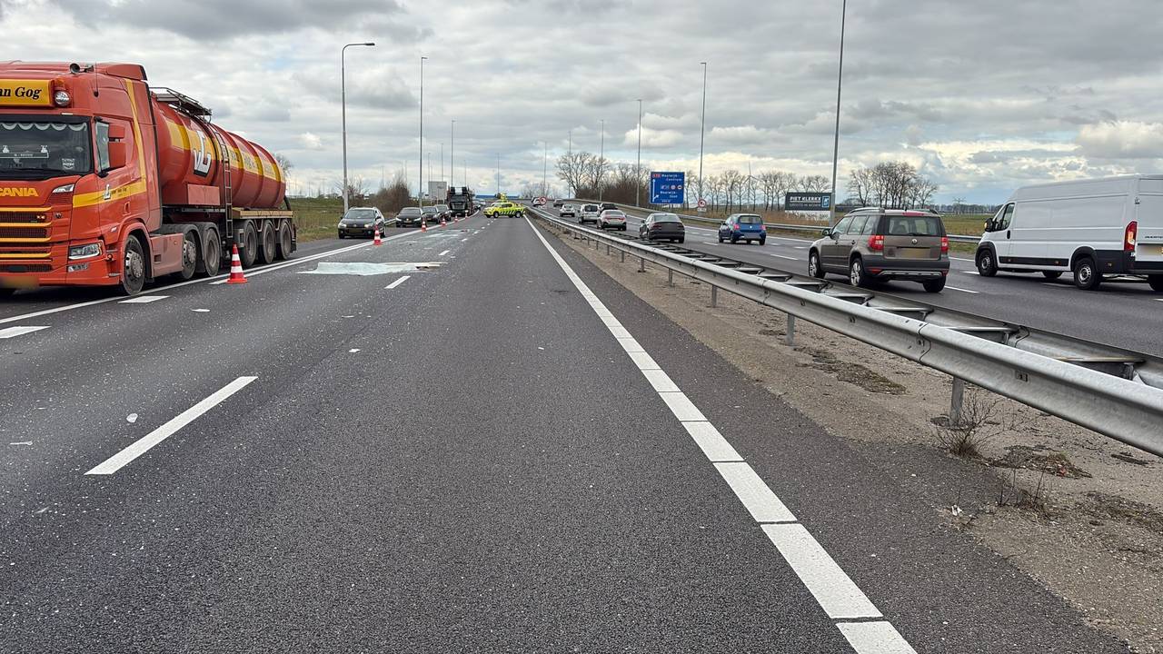 A59 bezaaid met glas na ongeluk, weg is dicht.