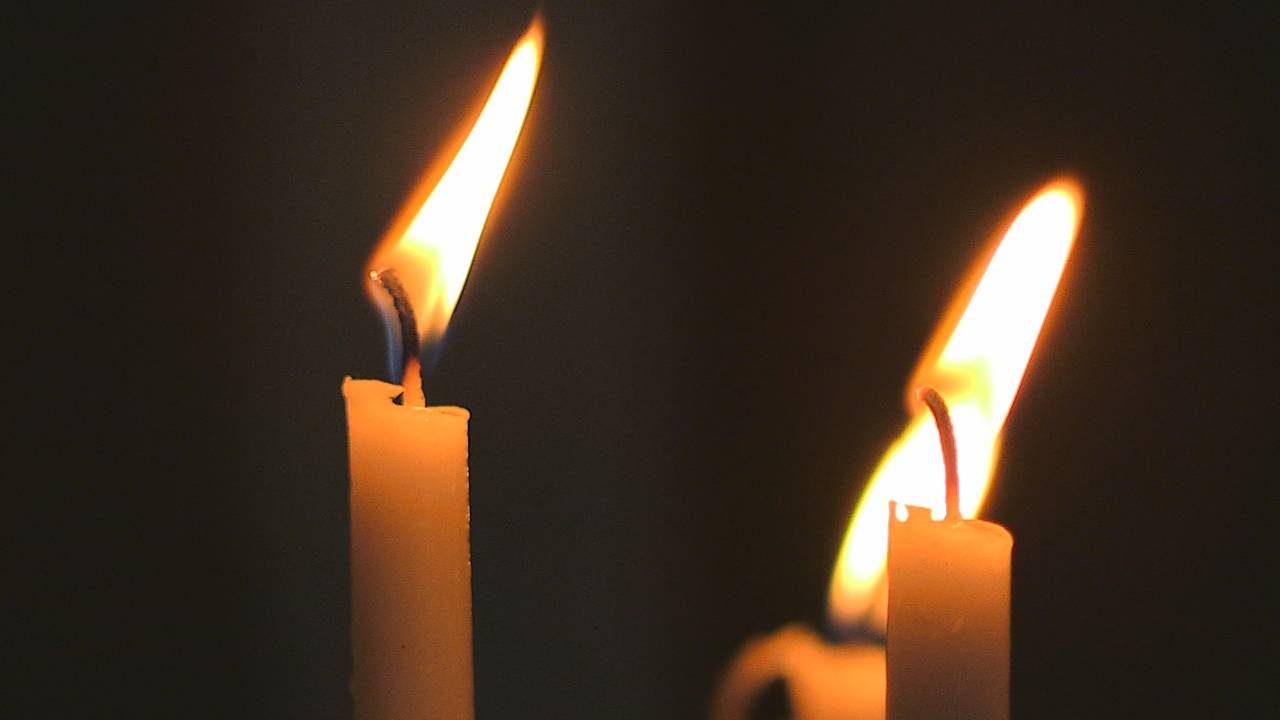 Coronaherdenking: zet vrijdagavond een kaars voor je raam 