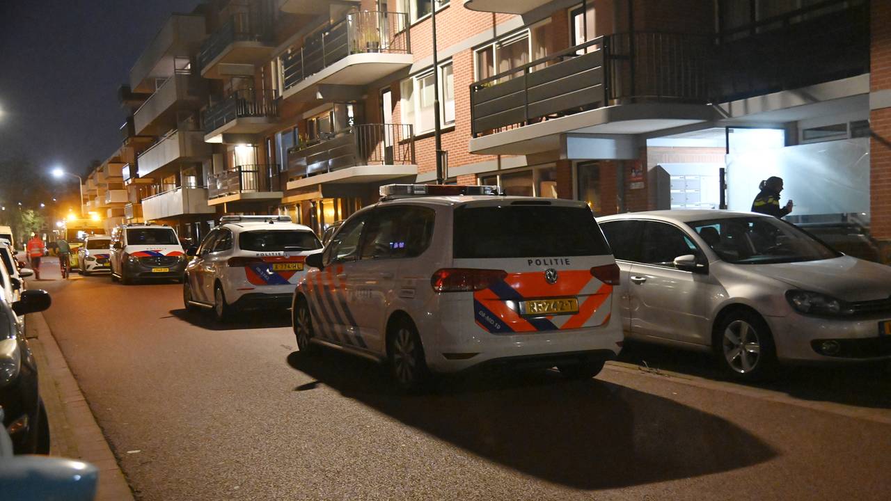 Meerdere politieauto's bij het appartementencomplex aan de Nieuwe Dieststraat in Breda (foto: Perry Roovers/SQ Vision).