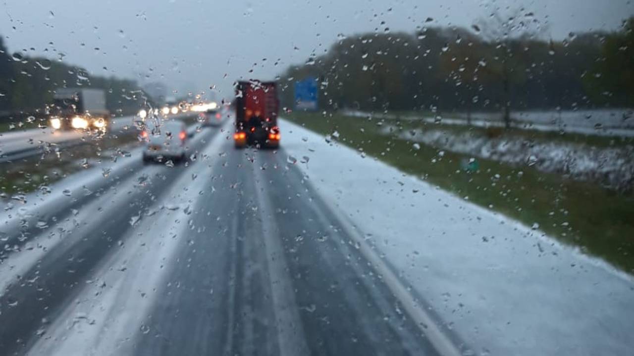 Sneeuw op de A50 (archieffoto).
