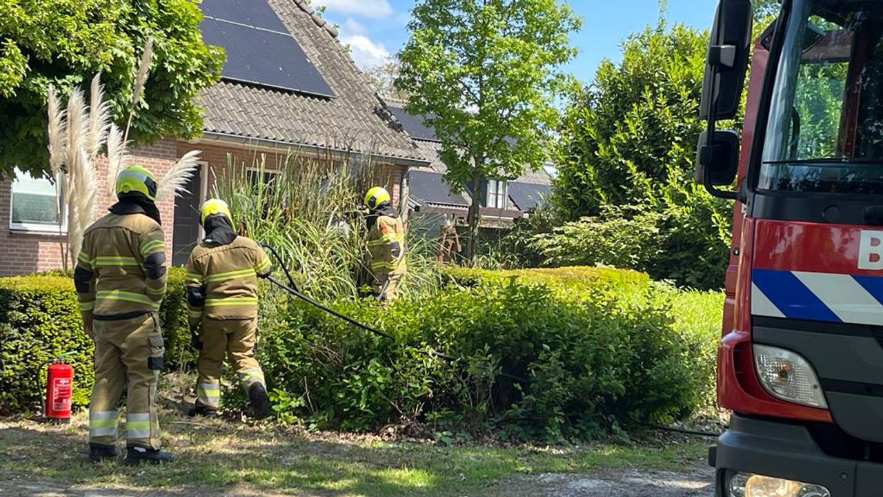 Riet voor het huis in Cuijk had vlam gevat (foto: SK-Media).