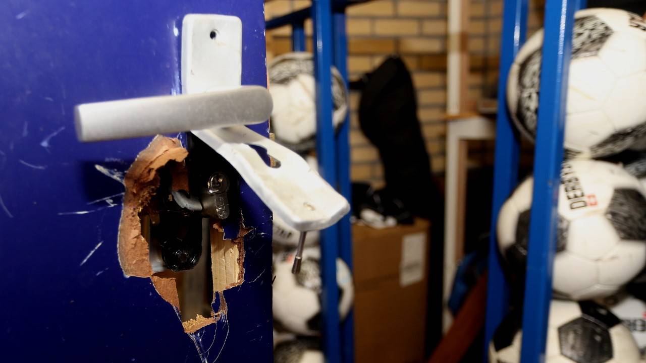 De deur werd opengebroken met een koevoet (foto: Bart Meesters).