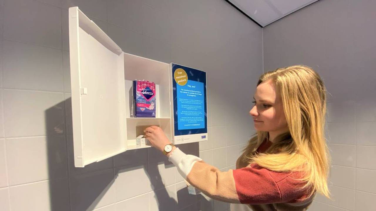 Deze menstruatiekast is nu alleen te vinden in de genderneutrale wc van universiteitsgebouw CUBE.