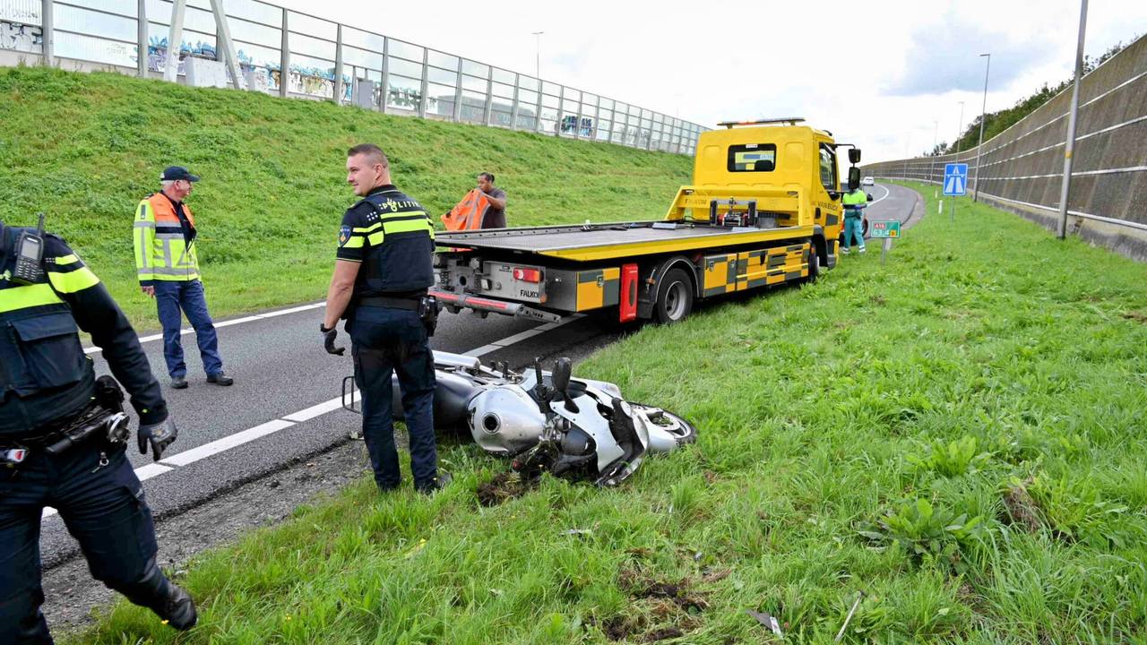 De motor die bij een afrit op de snelweg A16 van de weg raakte (foto: Tom van der Put/SQ Vision).