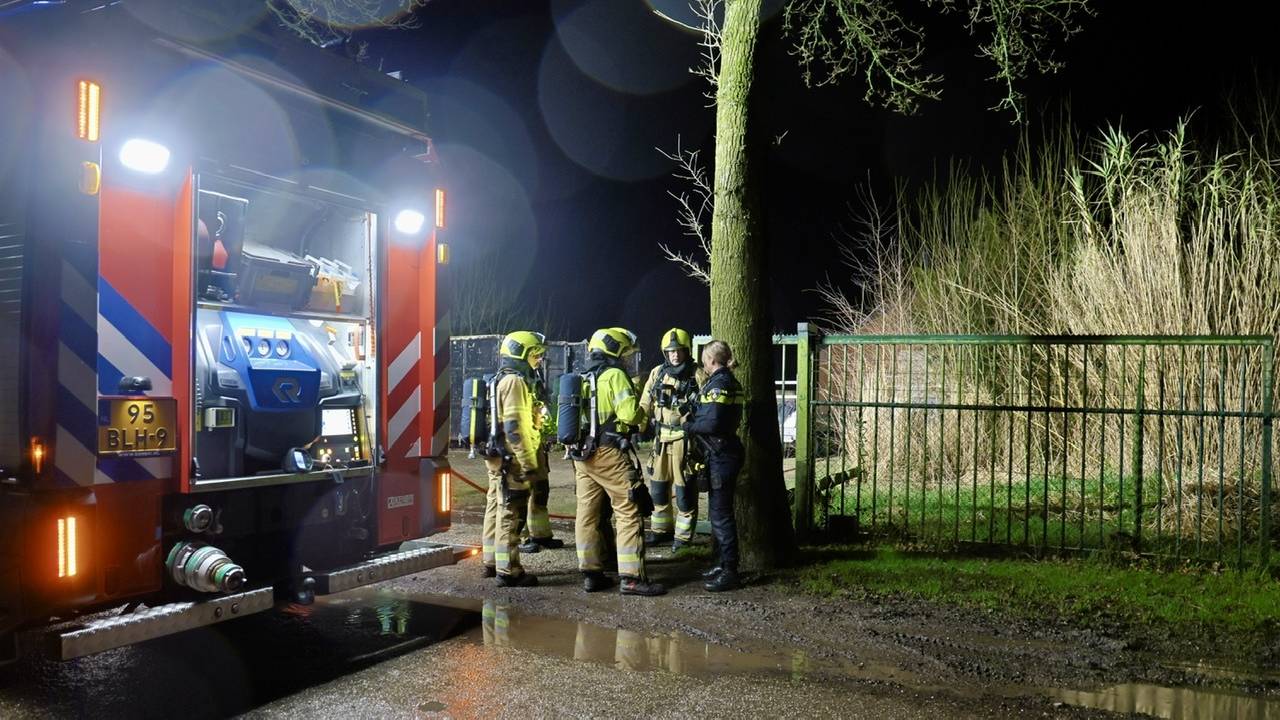 De brandweer was snel klaar met de stapel houtafval (foto: Saskia Kusters/SQ Vision).