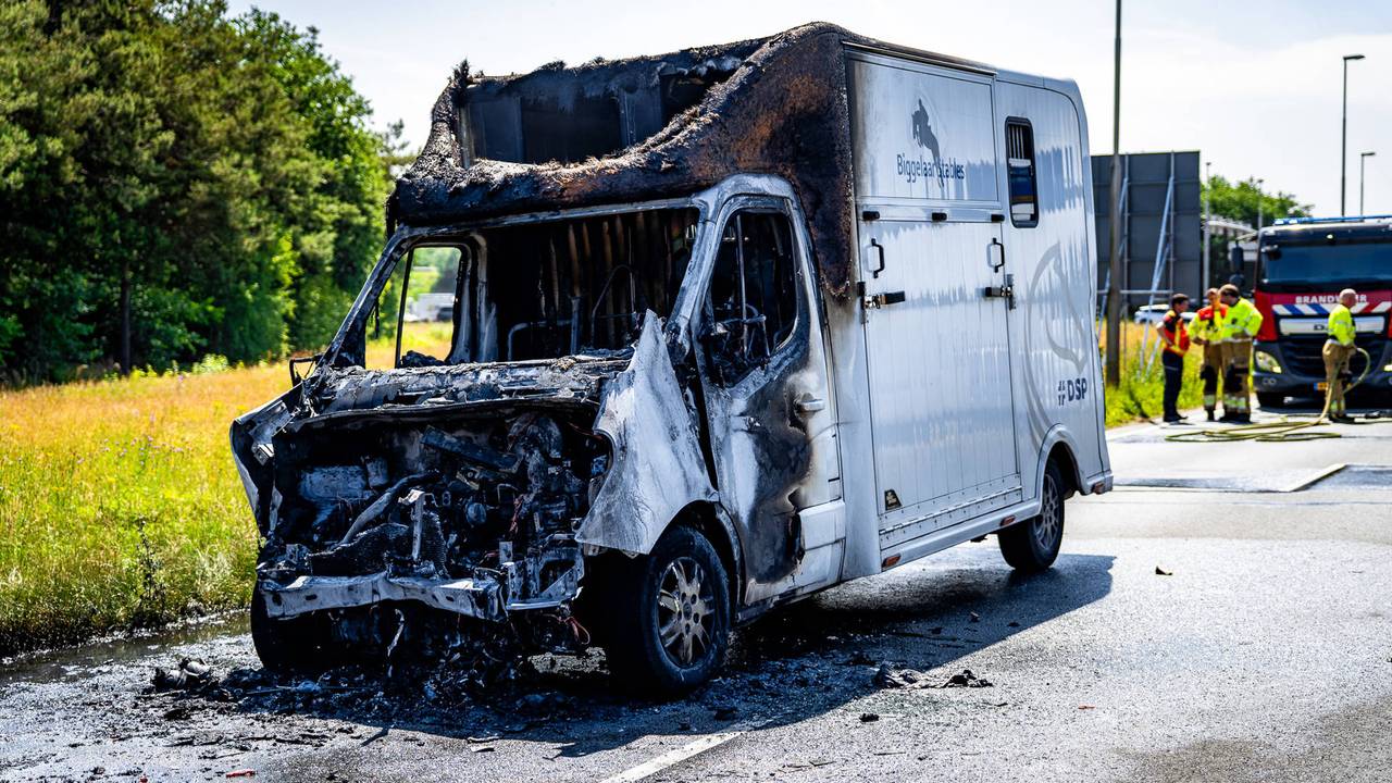 Paardenvrachtwagen vliegt in brand na botsing in Oss.