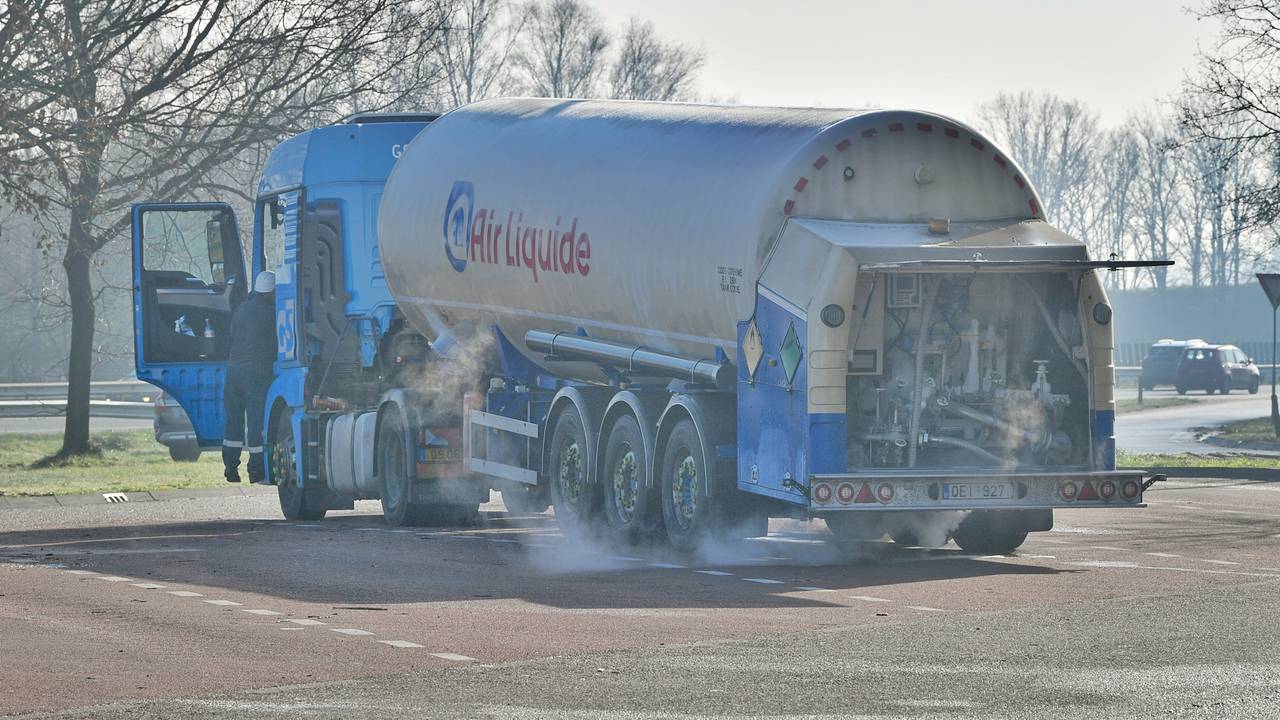 De lekkende vrachtwagen bij Maarheeze (foto: Rico Vogels/SQ Vision).