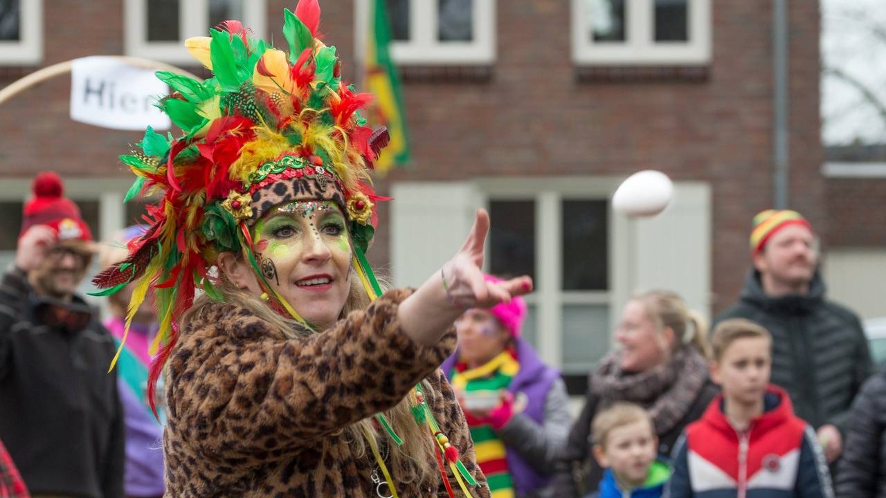 eieren gaan van hier nor daor (Foto: carnavalsvereniging de Huibuuke)