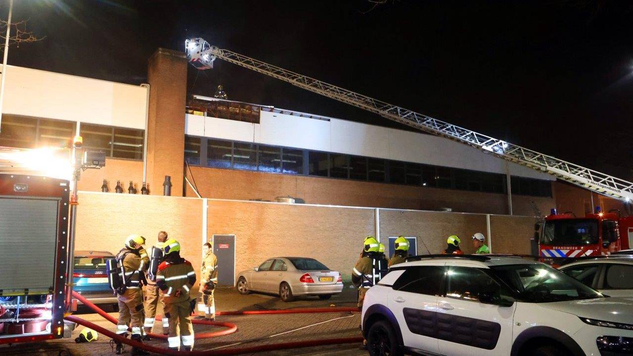 Vanwege de brand werd de sporthal ontruimd (foto: Bart Meesters).