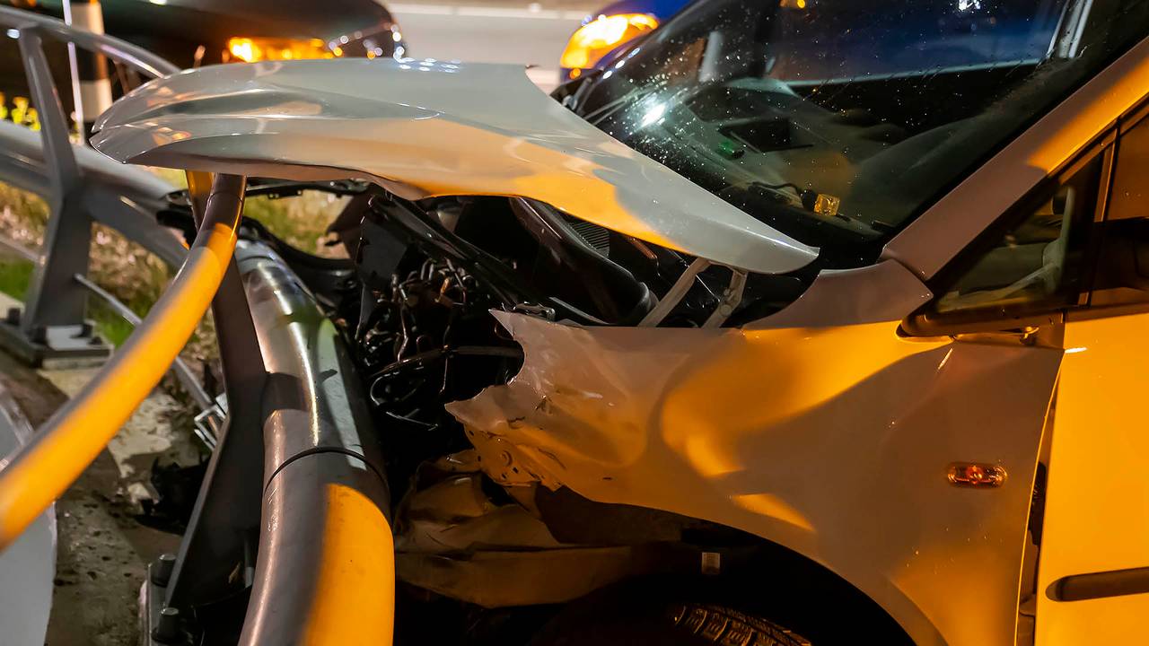 Ravage na botsing tussen bestelwagen en auto op N329 in Oss - Vimarsana News