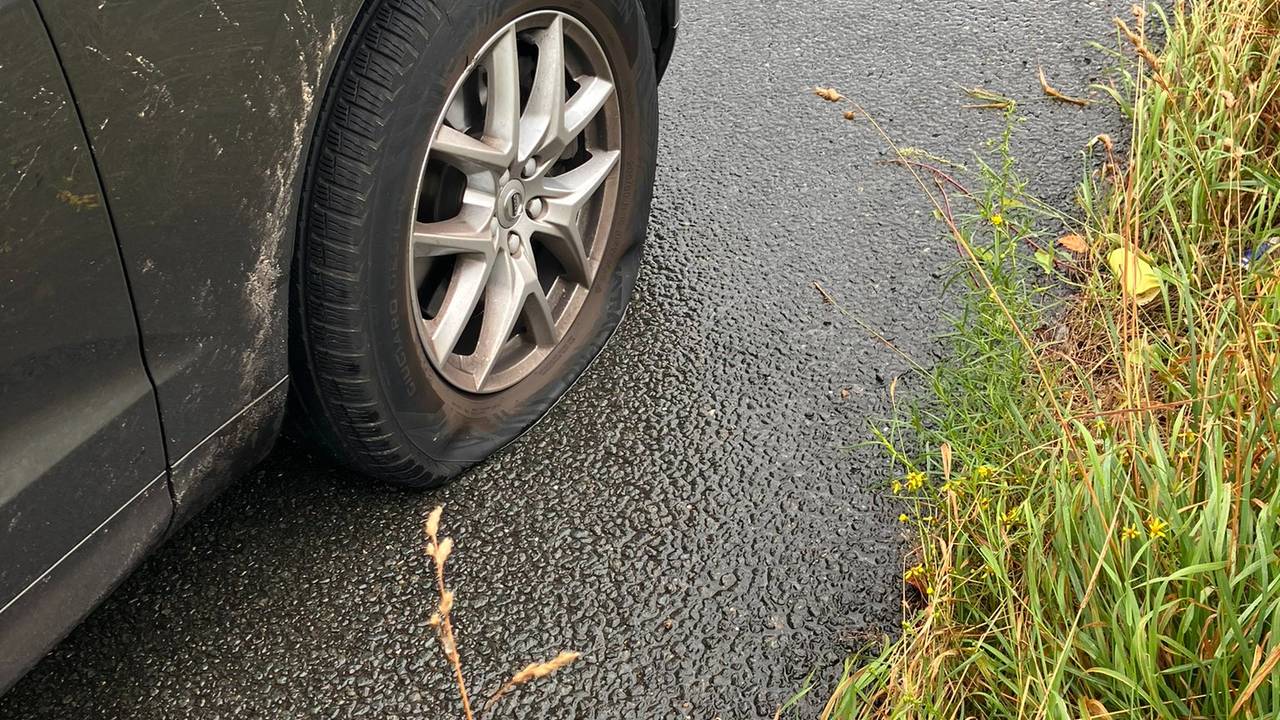 Drie auto's liepen een lekke band op vanwege het wiel op de rijbaan van de A65 bij Tilburg (foto: X/Wis_Robert).