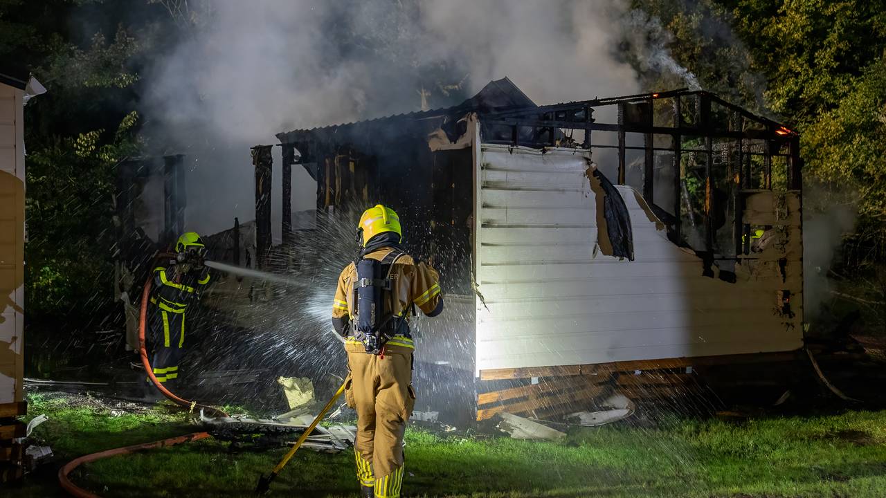 Hoe de brand op camping Het Genieten in Kaatsheuvel kon uitbreken, wordt onderzocht (foto: Iwan van Dun/SQ Vision).