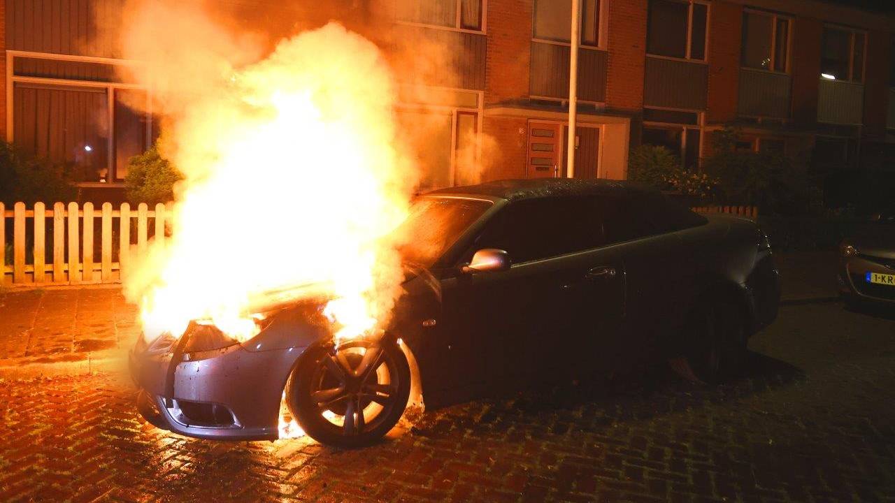De brand zou begonnen zijn bij het rechtervoorwiel van de auto aan de Otto Copesstraat in Den Bosch (foto: Bart Meesters).