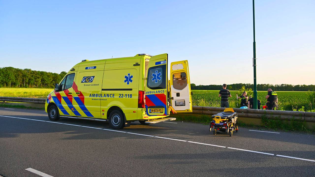 De man is met spoed naar het ziekenhuis gebracht (foto: Rico Vogels / Persbureau Heitink).
