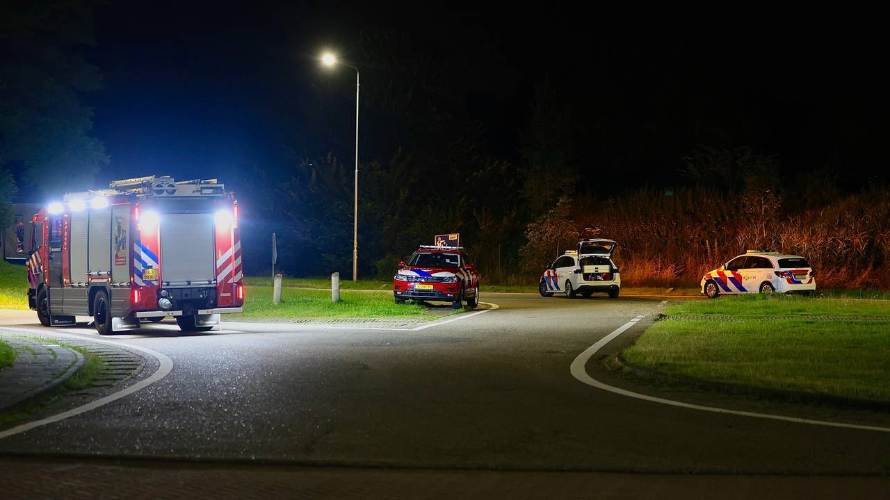 Diverse hulpdiensten werden opgeroepen vanwege het mogelijke gaslek langs de A2 bij Liempde (foto: Sander van Gils/SQ Vision).