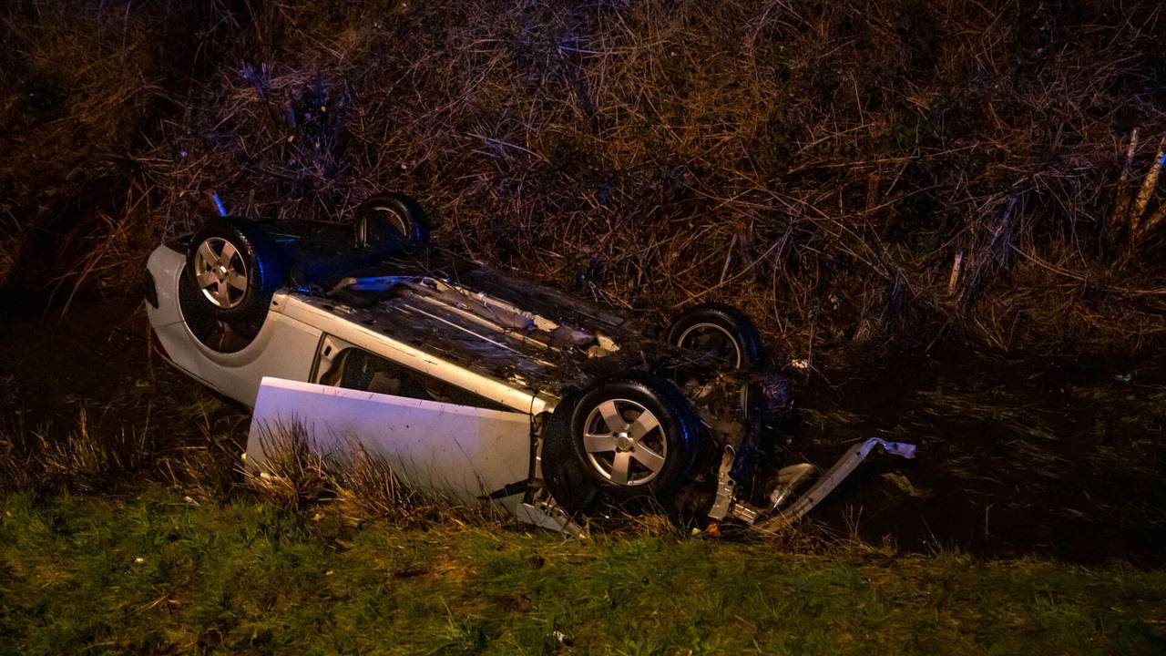 Een automobilist is zaterdagavond in het water terechtgekomen nadat hij van de N2 raakte. Dat gebeurde bij de afrit naar Eindhoven Airport. De chauffeur liep lichte verwondingen op.