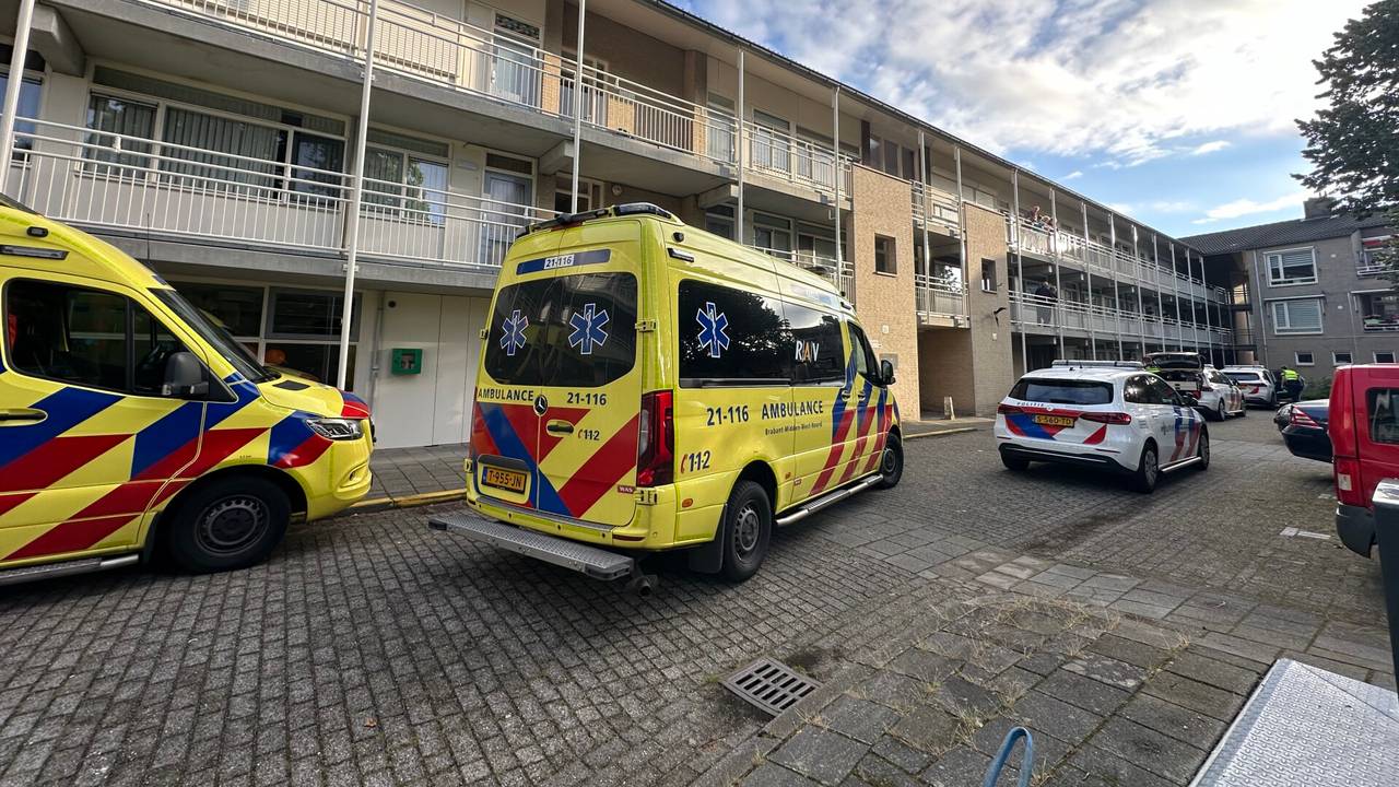 Naast het meisje zouden ook en man en vrouw zijn nagekeken door ambulancepersoneel (foto: Bart Meesters).