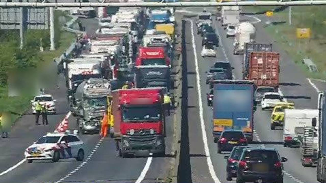 A67 van Eindhoven naar Venlo weer vrij na ongeluk met twee vrachtwagens.