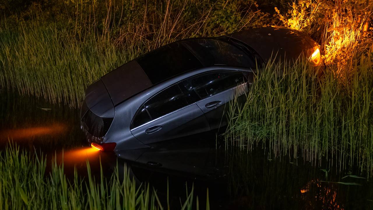 De bestuurder van de auto bleek onder invloed (foto: Iwan van Dun/SQ Vision).