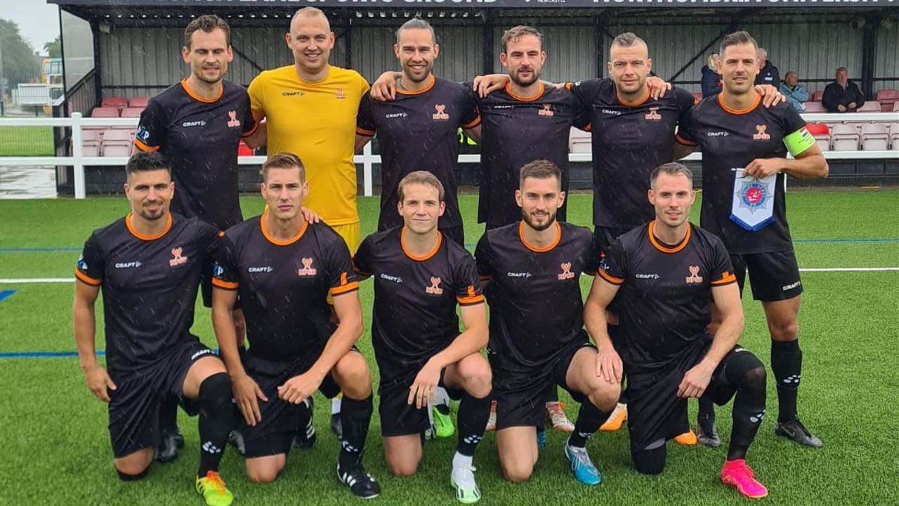 Doelman Sven Jansen in het geel, Ferdy van den Berg gehurkt rechtsonder.