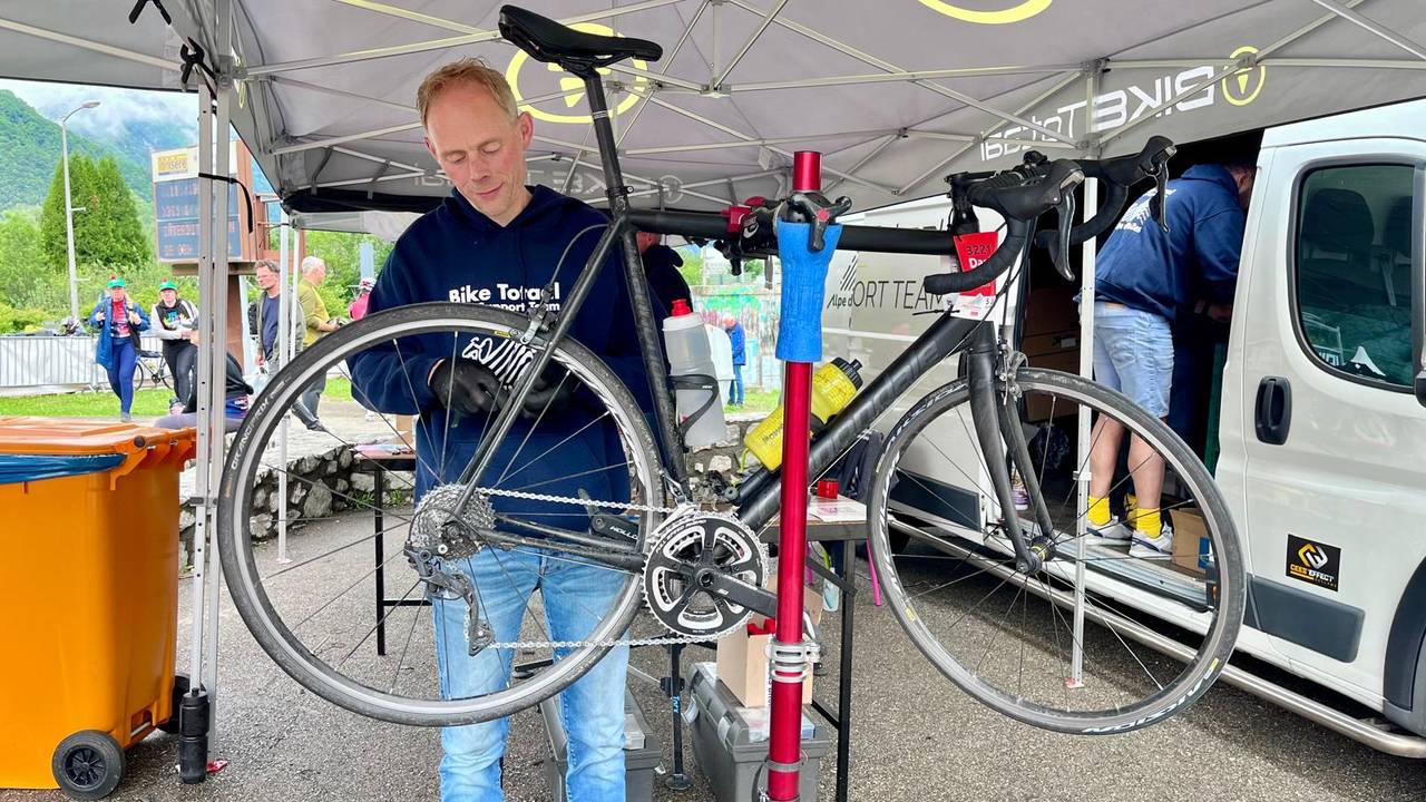 Fietsenmaker Mike Jansen heeft het druk bij Alpe d'HuZes. (Foto: Hannelore Struijs)