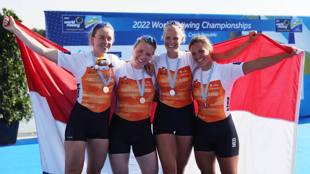 Nika Vos (links) pakte in 2022 zilver op het WK (foto: EPA/MARTIN DIVISEK/ANP).