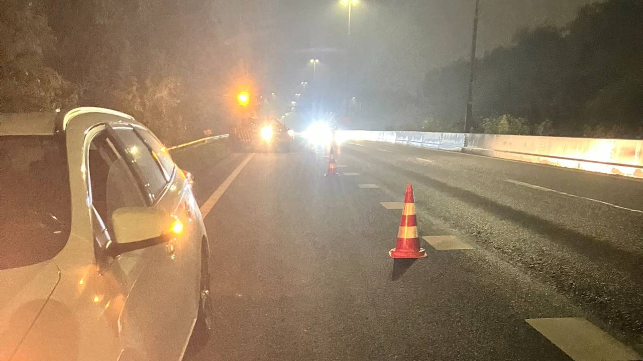 De auto met de lekke band strandde op de A27 bij Breda (foto: X/Wis_Robert).