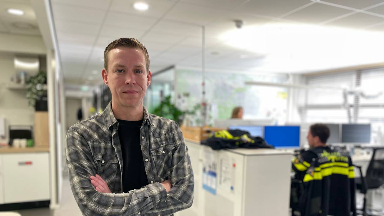 Gijs is helemaal op zijn plek bij de collega's in het blauw (foto: Raymond Merkx).