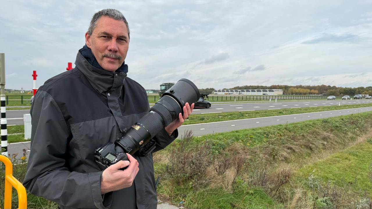 Oscar Vis op de spottersplek langs de N282 (foto: Pieter Soethout).