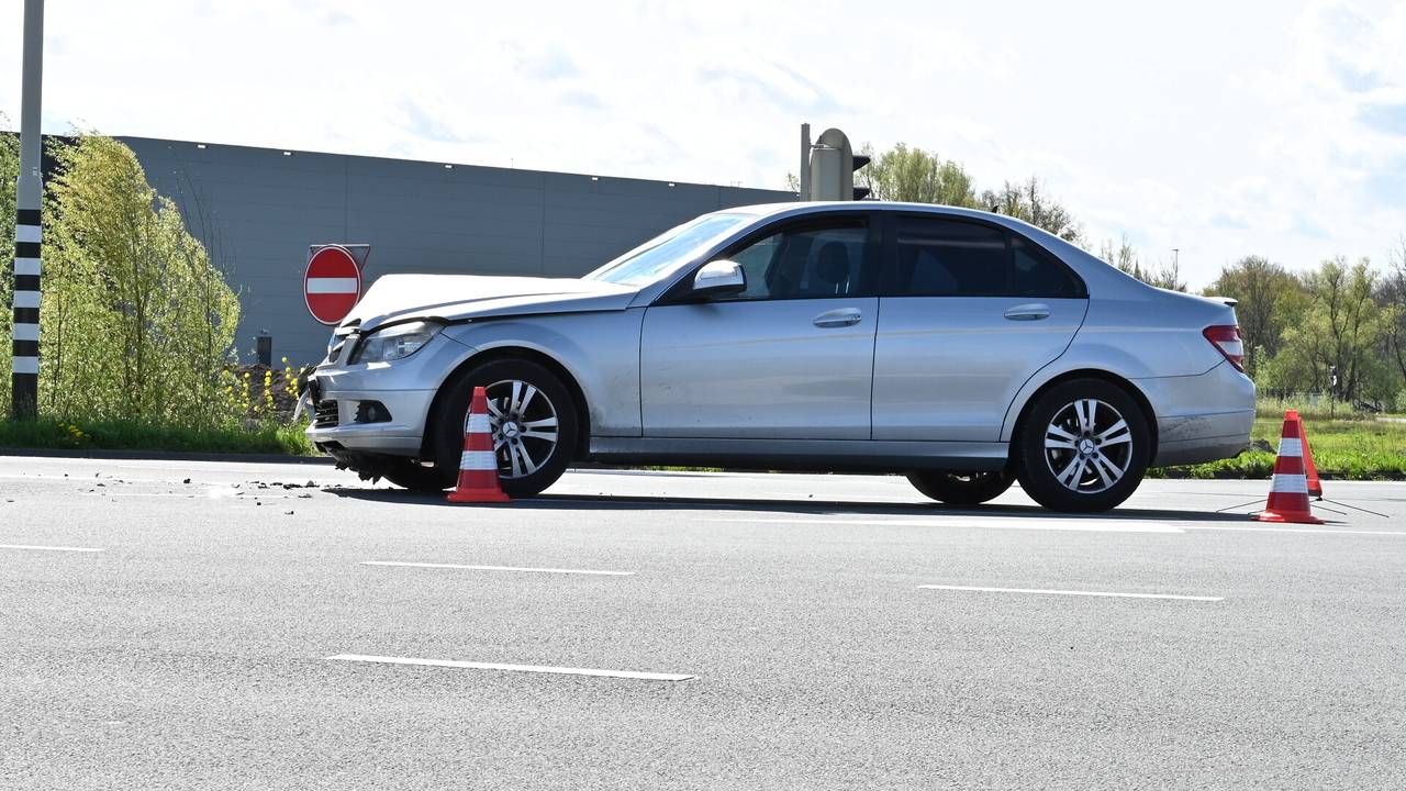 Hoe de botsing op de kruising van de Franklin Rooseveltlaan met het Breepark kon plaatsvinden, wordt onderzocht (foto: Perry Roovers/SQ Vision).