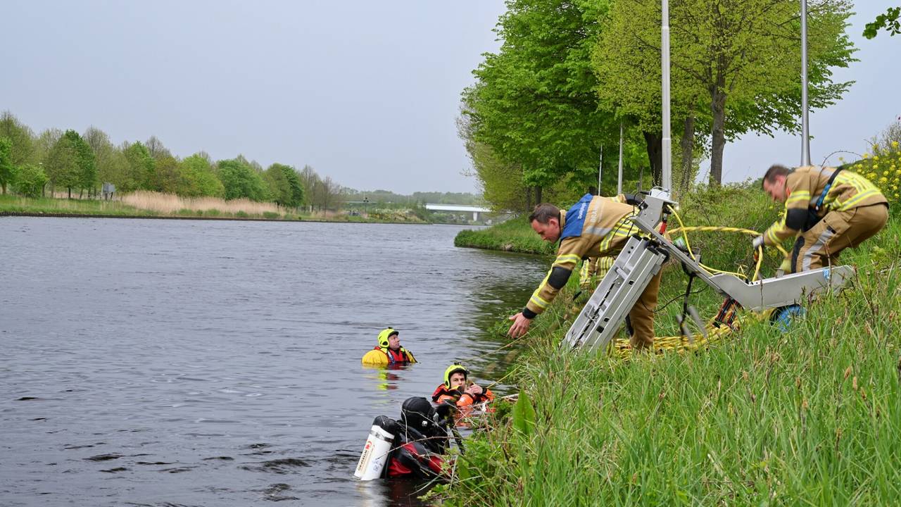Duikers wordt de helpende hand geboden (foto: Toby de Kort/SQ Vision).