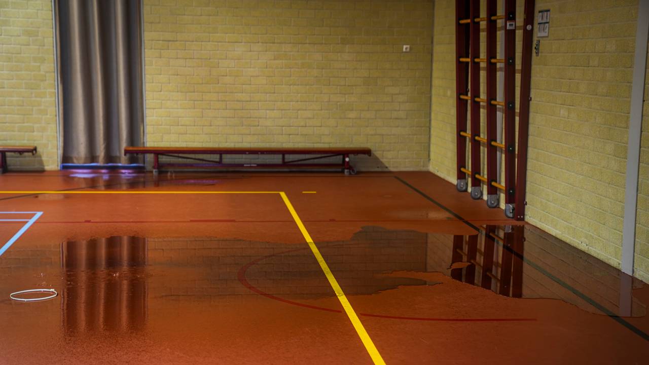 De gymzaal kwam deels blank te staan (foto: SQ Vision).