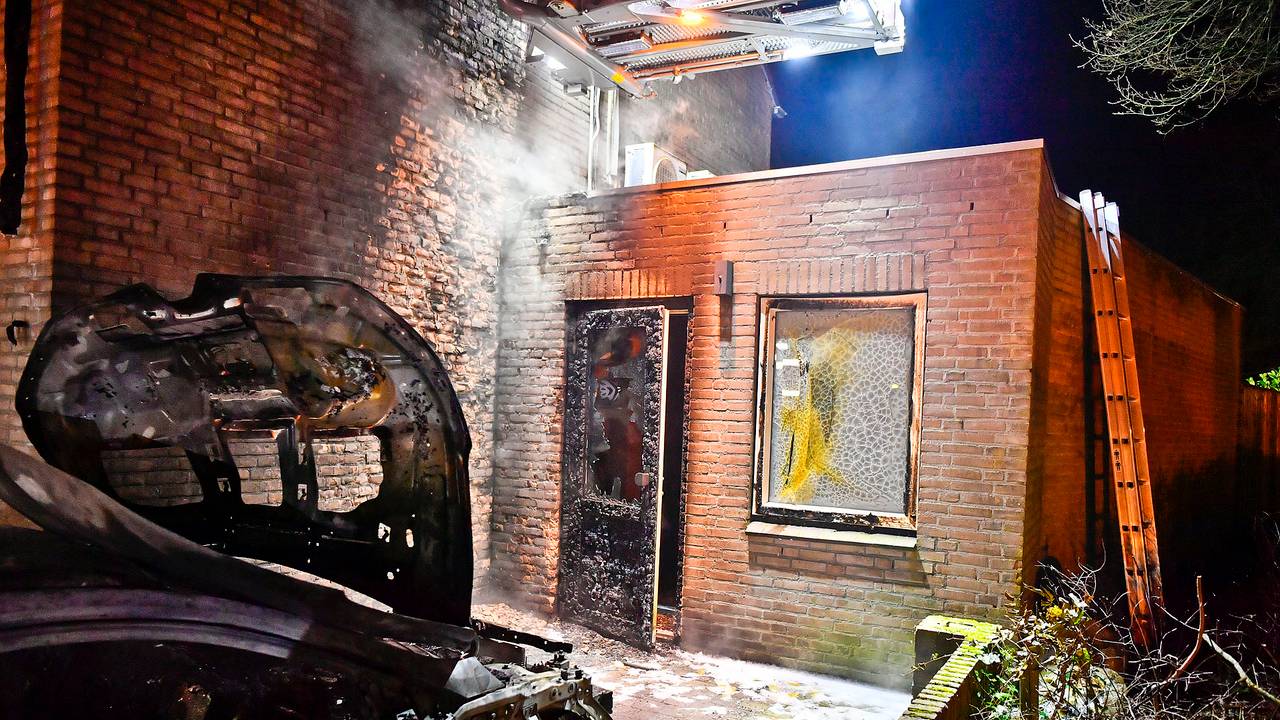 Ook de gevel van het huis aan de Mevrouw Brantlaan in Waalre raakte zwaar beschadigd bij de brand (foto: Rico Vogels/SQ Vision).