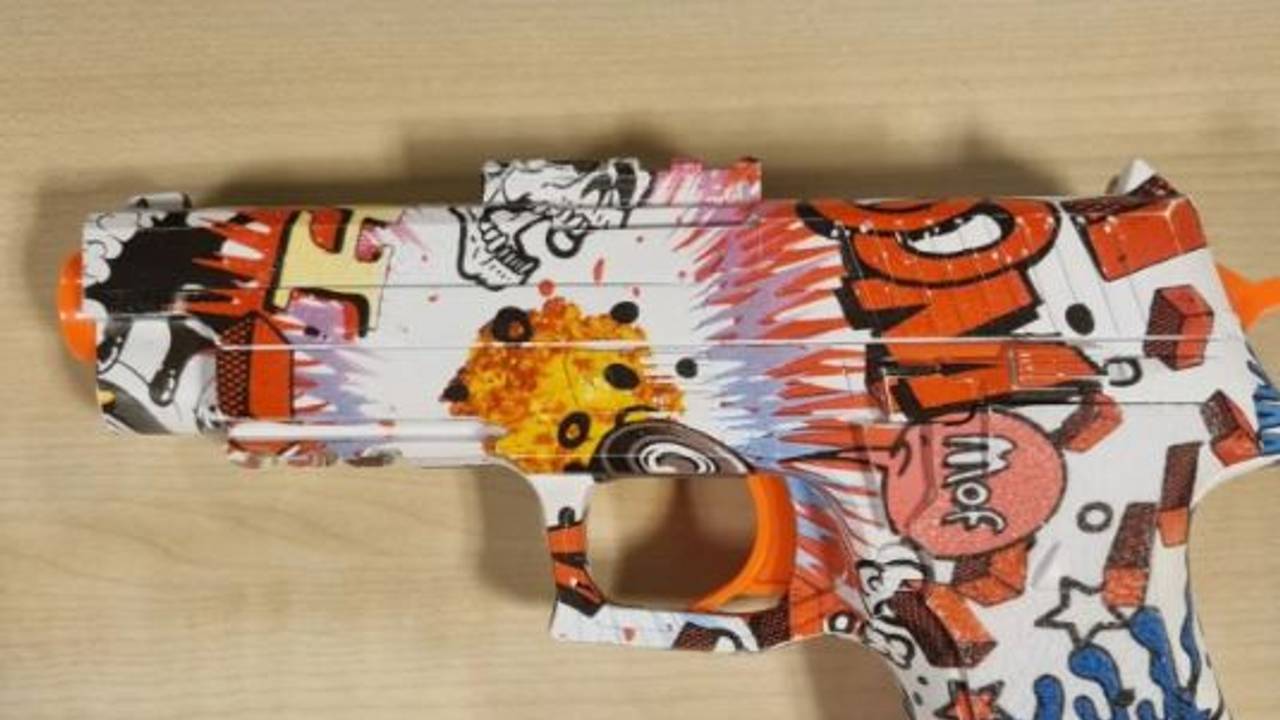 Ondanks de felle kleuren is een gelblaster in het donker niet van een echt pistool te onderscheiden (foto: Instagram politie Helmond)