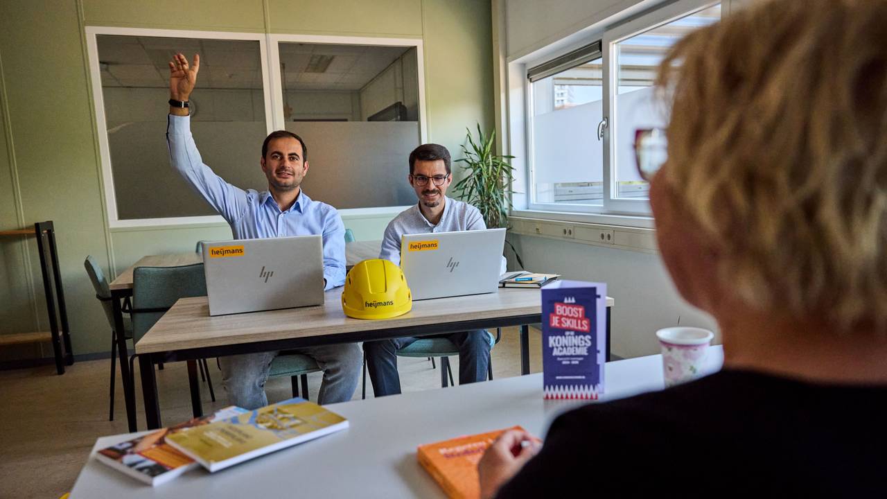 Yunus Emre Karayel en Fetullah Sönmez werken nu bij Heijmans en gaan de opleiding volgen (foto: Heijmans).