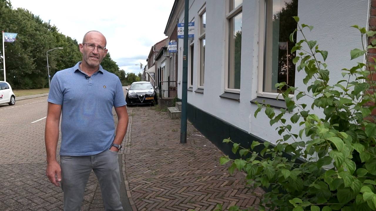 Martin van Tilborgh uit Moerdijk voor een rij leegstaande huizen in het dorp (foto: Frank Janssen/Omroep Brabant).