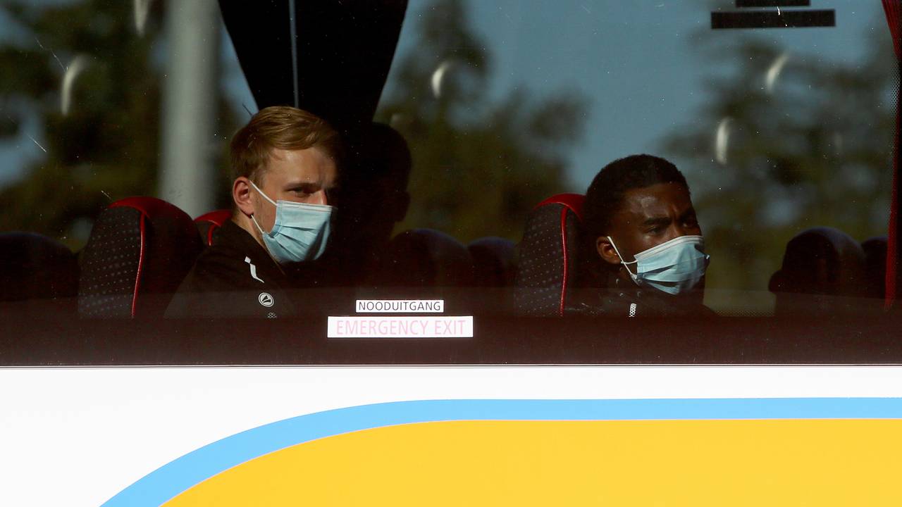 De spelersbus van v.v. UNA keert huiswaarts na positief coronageval (foto: OrangePictures).