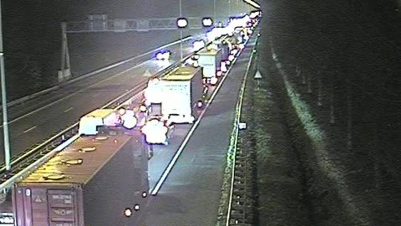 vrachtwagenongeluk op A58 • problemen op het spoor.