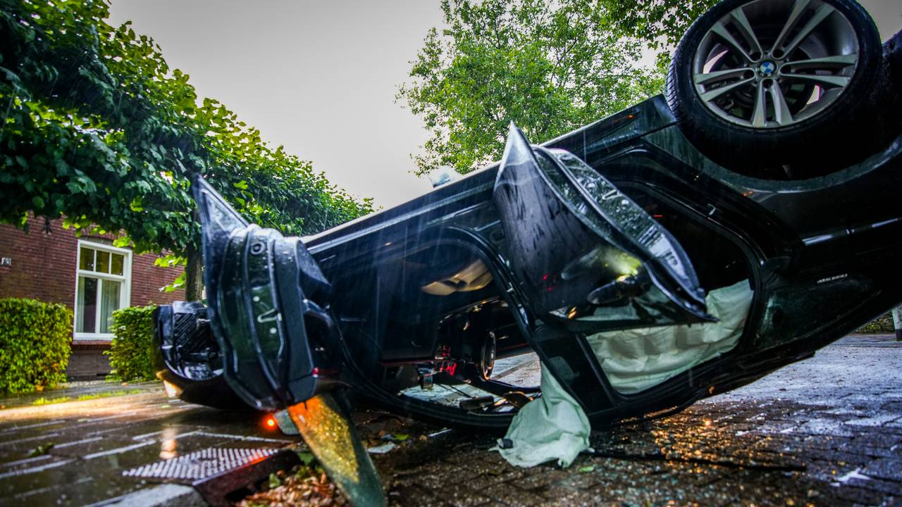 De auto werd zwaar beschadigd (foto: SQ Vision Mediaprodukties).