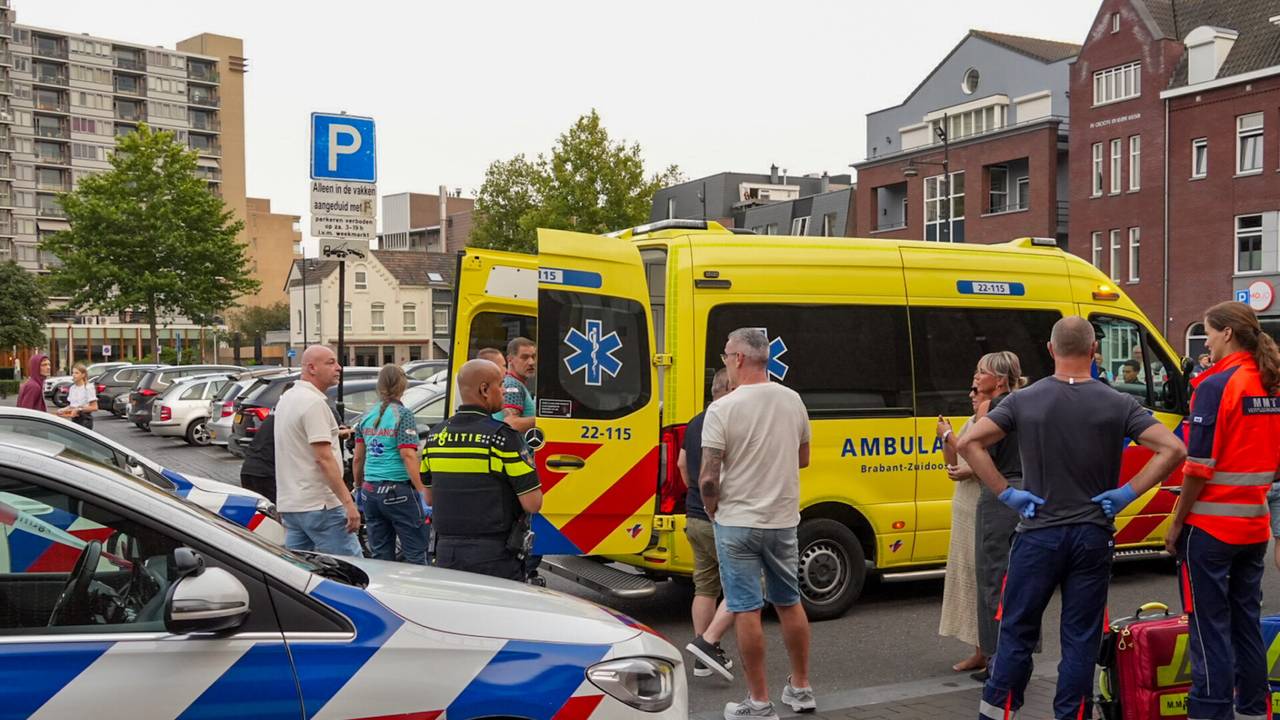 Ambulance en politie paraat na het fietsongeval (foto: SQ Vision).