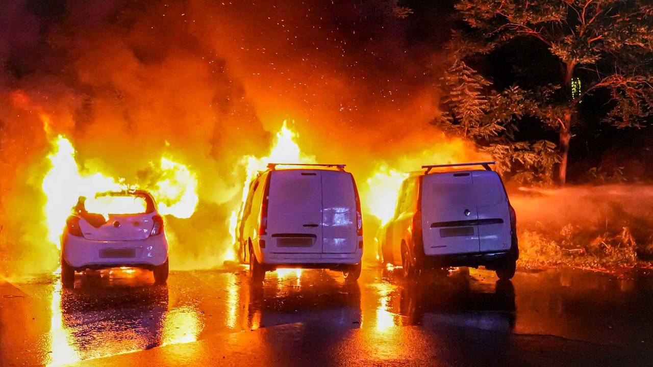 Hoe de brand aan het Maurickplantsoen in Helmond kon uitbreken, wordt onderzocht (foto: Harrie Grijseels/SQ Vision).